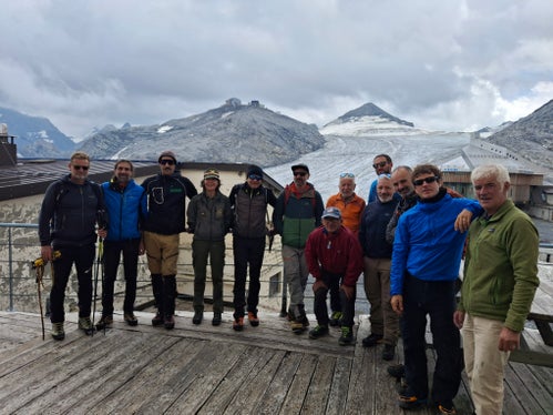 Hanno partecipato all’operazione di pulizia svolta da giovedì 16 a sabato 18 luglio: il gruppo di volontari guidato da Cesare Mauri (primo da destra) e Giovanni Calvi (terzo da destra) insieme alla comandante della Stazione forestale Barbara Folie (quarta da sinistra). (Foto: USP/Ispettorato forestale Silandro)