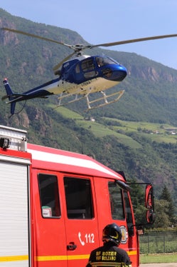 Landeshauptmann und Bevölkerungsschutzlandesrat Arno Kompatscher ist kurz vor 11 Uhr vom Heliport bei der Berufsfeuerwehr in Bozen zum Erkundungsflug der Rutschung in Campill im Gadertal gestartet. (Foto: LPA/Maja Clara)