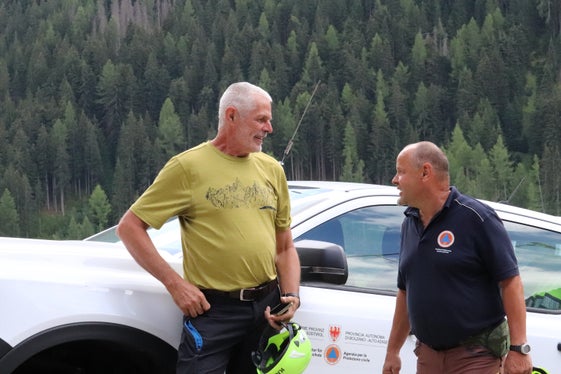 Baustellenbesichtigung bei der Rückhaltesperre aus Stahlbeton im Brunnbergbach direkt oberhalb von Mühlwald (von links): Bauleiter Martin Moser und Vorarbeiter Hubert Brugger. (Foto: LPA/Maja Clara)