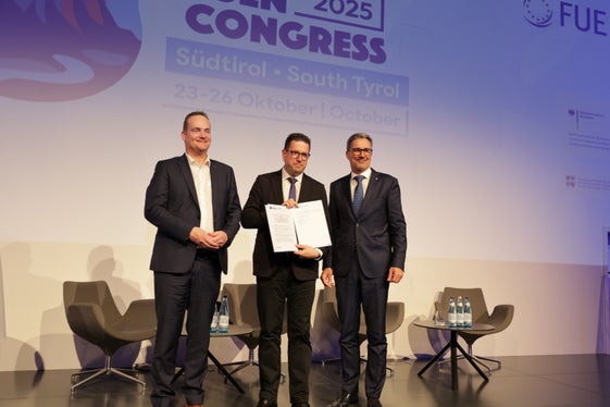 Lo smantellamento del geoblocking è importante per un'Europa unita, hanno sottolineato il ministro presidente della Comunità germanofona del Belgio Oliver Paasch (a sinistra), il presidente della FUEN Loránt Vincze (al centro) e il presidente della Provincia Arno Kompatscher. È stata inoltre firmata una dichiarazione d'intenti per facilitare l'accesso transfrontaliero ai media audiovisivi nelle lingue minoritarie. (Foto: USP/Ingo Dejaco)