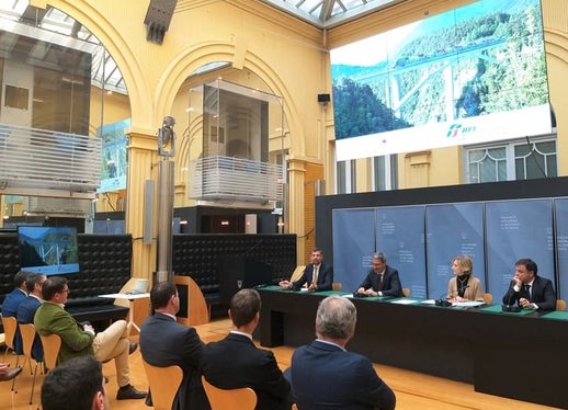 Il passante ferroviario della Val di Riga consente un risparmio di tempo di 17 minuti, collegamenti diretti e nuove stazioni ferroviarie a Naz-Sciaves e Varna. Sul podio da sinistra l'assessore Alfreider, il  Kompatscher, la commissaria RFI Firmi e il rappresentante di RFI Romeo. (Foto: ASP/Angelika Schrott)