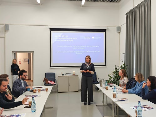 Martha Gärber, direttrice della Ripartizione Europa, ha illustrato le attività della Ripartizione e l’importanza di coinvolgere i Comuni e i referenti all'Europa a livello locale. (Foto: USP/Ursula Pirchstaller)