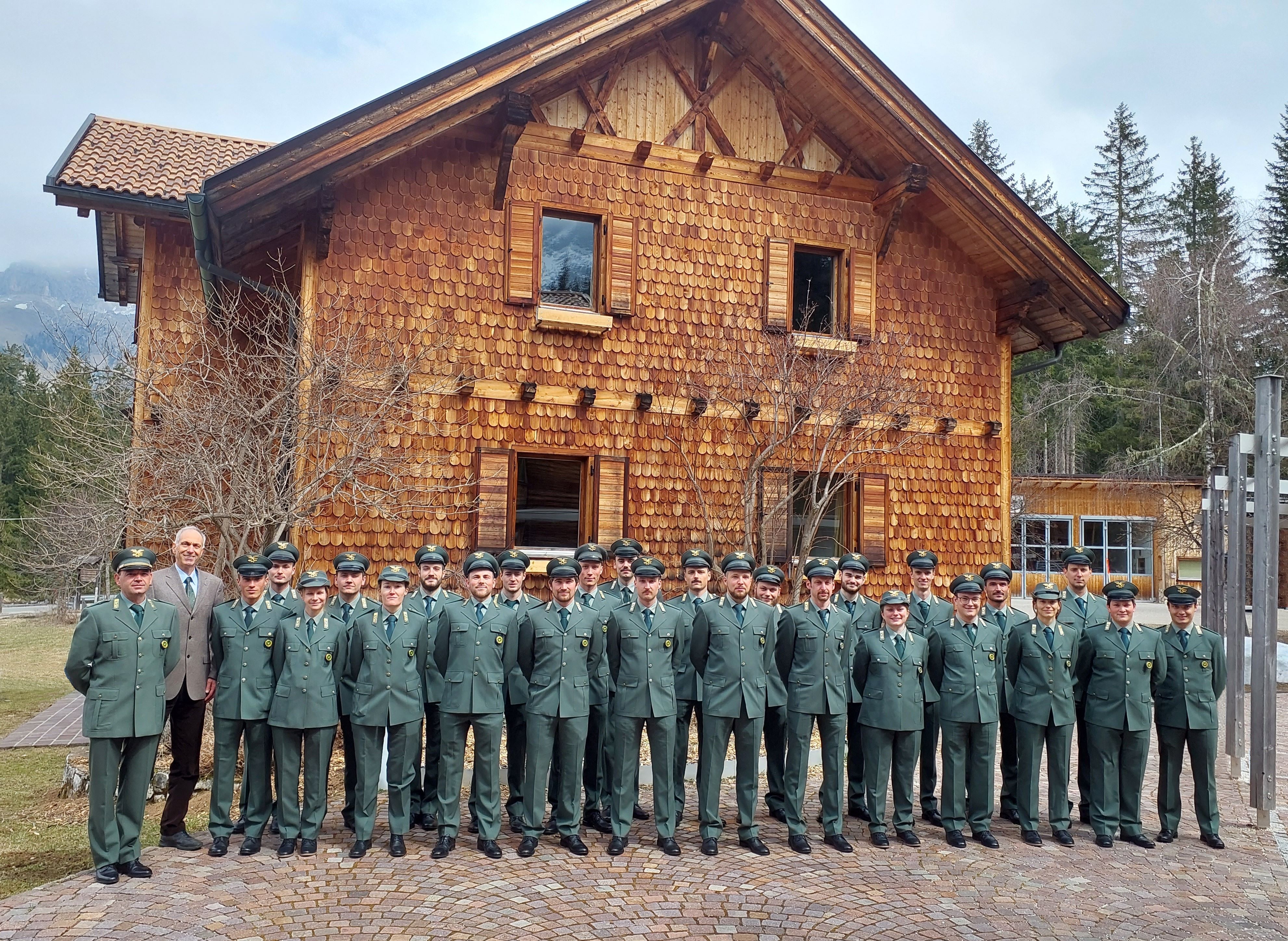 Prima foto ufficiale per le 25 nuove guardie forestali davanti alla Scuola forestale Latemar. (Foto: Dipartimento Foreste)