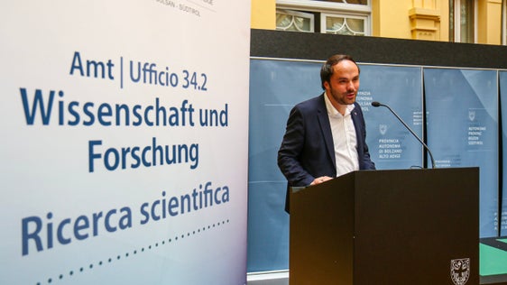 Philipp Achammer ist in dieser Legislaturperiode unter anderem für den Bereich Innovation und Forschung zuständig. Er lobte bei der Sitzung des Rates die bereits bestehende Netzwerkarbeit in diesem Bereich. (Foto: LPA/Ingrid Silginer)
