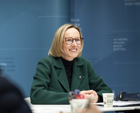 “Abbiamo ulteriormente affinato la procedura, per poter assegnare il personale più rapidamente, ma anche in modo più mirato, con l’obiettivo di fidelizzare le persone anche nel lungo termine”, spiega l’assessora provinciale al Personale Magdalena Amhof. 