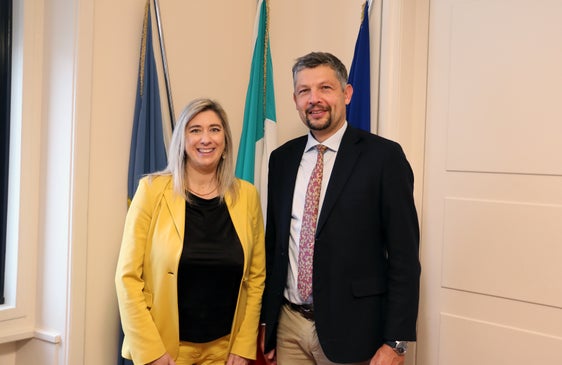 Die Regionalassessorin von Friaul-Julisch Venetien Cristina Amirante und Mobilitätslandesrat Daniel Alfreider in Triest bei einem Gespräch über neue Technologien und Strategien zur Verlagerung von Verkehr auf Schiene. (Foto: LPA/Ingo Dejaco)