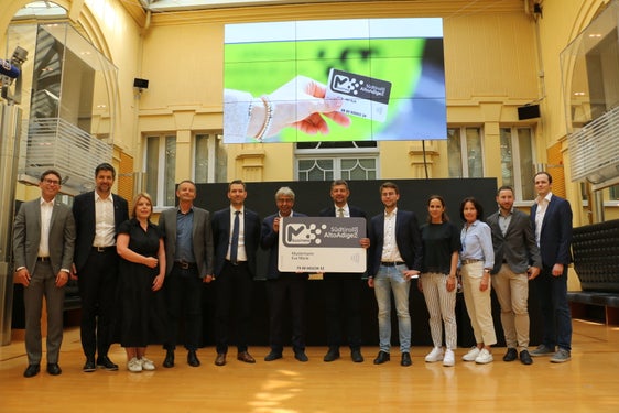 La presentazione dell'Alto Adige Pass business alla presenza dell'assessore Alfreider, del presidente dell'associazione imprenditoriale Südtiroler Wirtschaftsrings Giudiceandrea (al centro) e di rappresentanti dei settori dell'economia e dei trasporti (Foto: ASP/Ingo Dejaco)  