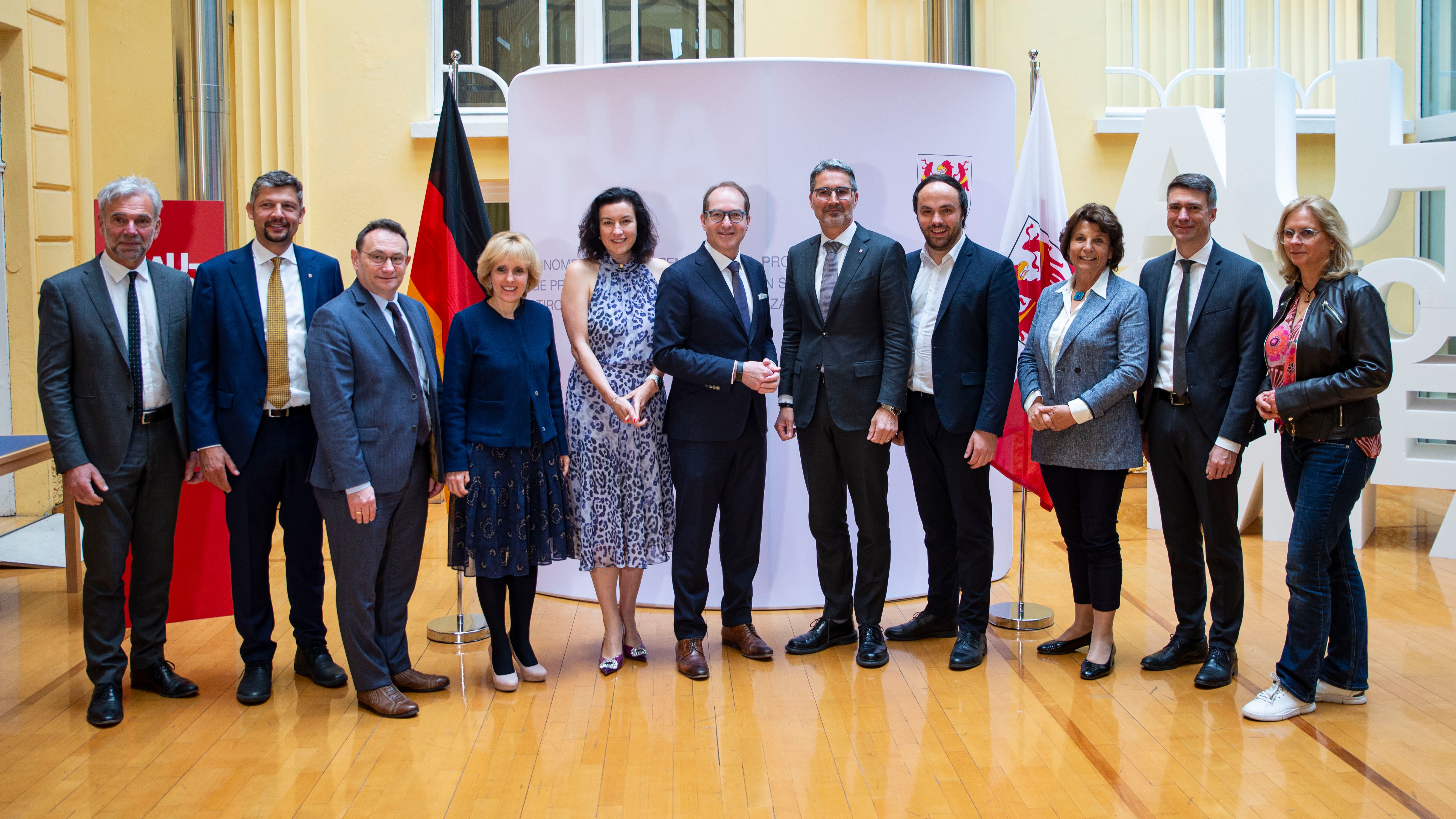 Foto di gruppo della delegazione CSU del Bundestag tedesco con i membri della Giunta provinciale altoatesina: da sinistra Arnold Schuler, Daniel Alfreider, Ulrich Lange, Waltraud Deeg, Dorothee Bär, Alexander Dobrindt, Arno Kompatscher, Philipp Achammer, Maria Hochgruber Kuenzer, Stefan Müller, Andrea Lindholz (Foto: ASP/Fabio Brucculeri)