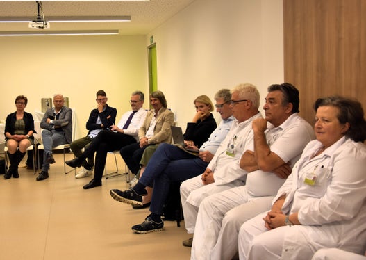 L'assessore provinciale Hubert Messner si è fatto illustrare la situazione attuale dai dirigenti e dai collaboratori e ha raccolto suggerimenti per il futuro. All'ospedale di San Candido sono intervenuti, tra gli altri (da sinistra), Veronika Unterhofer (Servizio cittadini), il vicedirettore Johannes Ortler, il segretario particolare Samuel Vieider, l'assessore Hubert Messner, il direttore sanitario Josef Widmann, Meinrad Volgger (primario di pediatria), Stefano Basso (primario di ortopedia e chirurgia) e Maria Elena Gorra (primario di anestesia). (Foto: USP/Angelika Schrott)