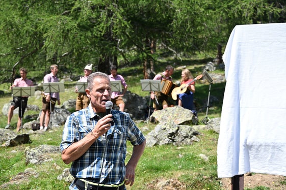Christian Oberthaler von der Gemeinde Ulten bei der Eröffnung am 25. Juli; im Hintergrund die Walburger Tanzlmusi. (Foto: LPA/Landesamt für Geologie und Baustoffprüfung)