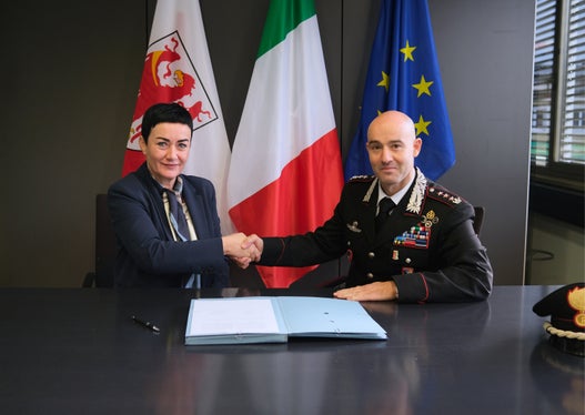 Land und Carabinieri arbeiten im Sinne der öffentlichen Sicherheit verstärkt zusammen, gestern (21. Oktober) wurde von Landesrätin Mair und Landeskommandant Rivola ein entsprechendes Abkommen unterzeichnet. (Foto: LPA/Lukas Forer)