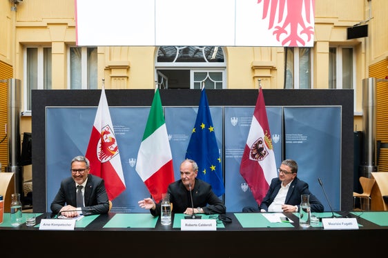 Landeshauptmann Arno Kompatscher (von links), der Minister für Regionalangelegenheiten und Autonomien, Roberto Calderoli, Landeshaupmann Maurizio Fugatti  bezeichneten die Entwicklung der Autonomie als Erfolgsgeschichte. (Foto: LPA/Ivo Corrà)