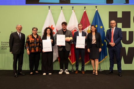 Vincitori del Premio Giovani Ricercatori, categoria 2: (da sinistra) Michl Ebner (Camera di commercio di Bolzano), Ulrike Tappeiner (presidente della giuria), Margherita Mele (2° posto), Moritz Ploner (1°), Alexander Sietmann (3°), Barbara Thaler (Camera di commercio del Tirolo) e Andrea De Zordo (Camera di commercio di Trento). (Foto: Land Tirol/Sedlak)