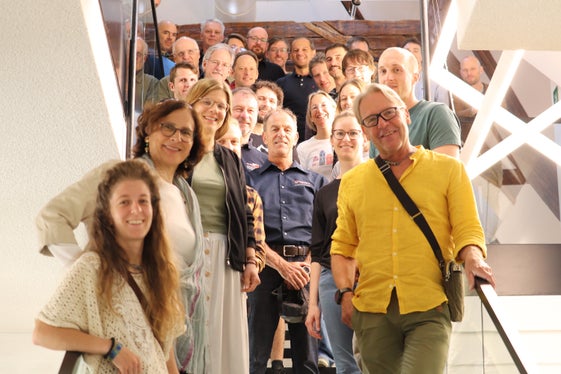 Da 22 anni i servizi di prevenzione valanghe dell'Alto Adige, dell'Austria, della Baviera e della Svizzera si incontrano per condividere informazioni. Nella foto (in primo piano) Silke Griesser e la direttrice Michela Munari dell'Ufficio Meteorologia prevenzione valanghe e Harry Riedl del servizio valanghe del Tirolo. (Foto: USP/Maja Clara)