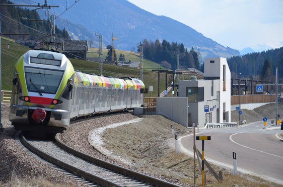 I collegamenti ferroviari transfrontalieri sono stati accolti positivamente dagli utenti, motivo per cui i relativi contratti saranno rinnovati fino al cambio di orario del dicembre 2024 (Foto: ASP/Daniel Gütl)