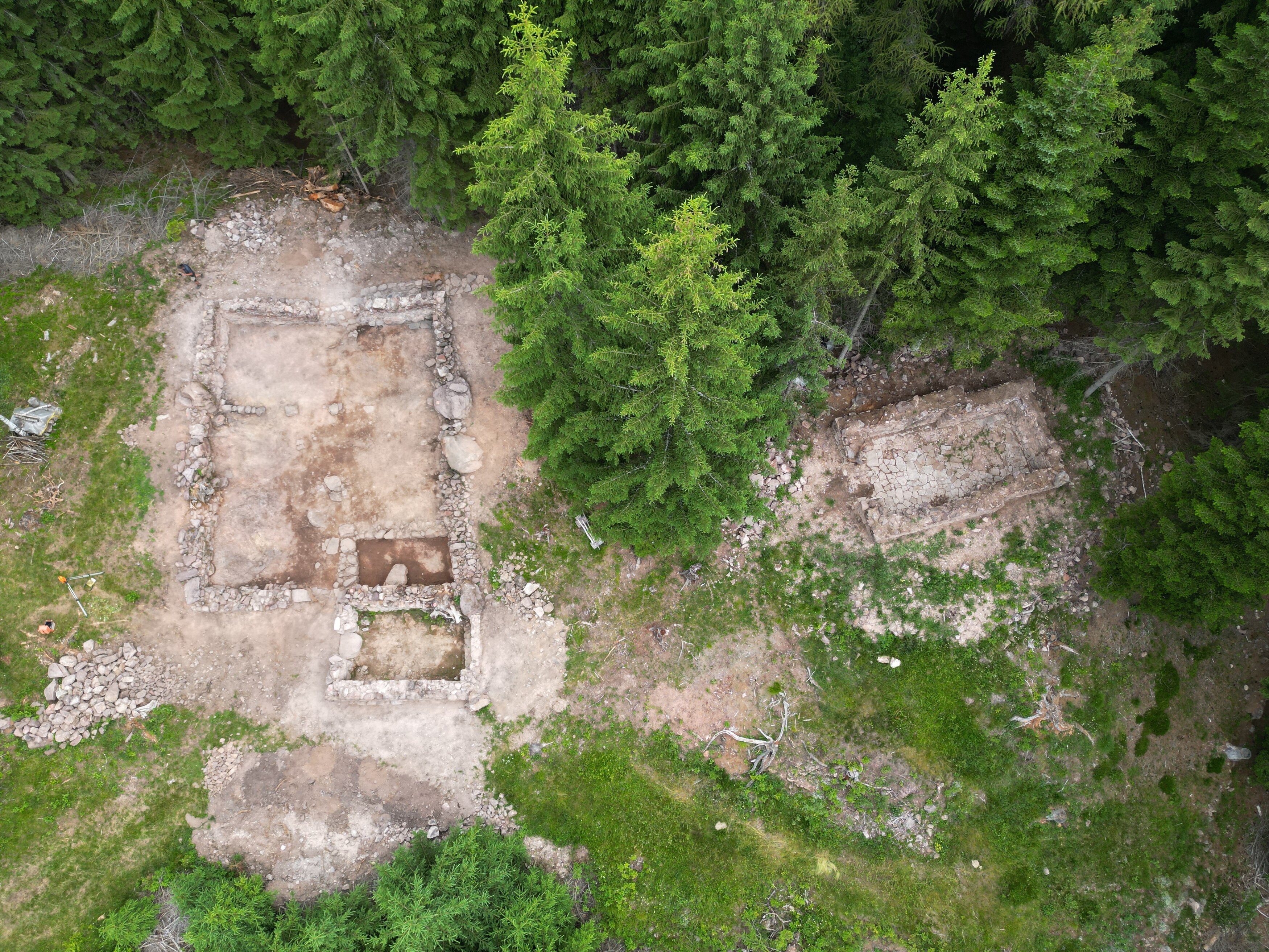 In Truden hat das Amt für Archäologie auf Antrag der Gemeinde Truden 2022 und 2023 archäologische Ausgrabungen durchgeführt. Das Grabungsareal mit der Einsiedelei kann am Sonntag, 13. Oktober, besichtigt werden. (Foto: LPA/Amt für Archäologie)