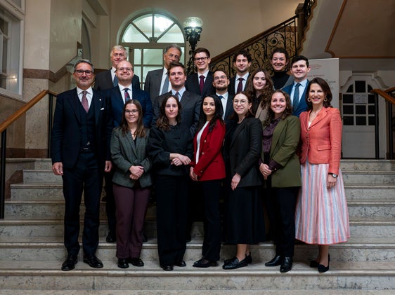 14 österreichische Jungdiplomatinnen und Jungdiplomaten haben am 27. Oktober Südtirol besucht. Auf dem Programm standen mehrere Stationen und Begegnungen in Bozen, darunter ein Austausch mit Landeshauptmann Arno Kompatscher und Landesrätin Magdalena Amhof. Im Bild mit Landeshauptmann Kompatscher (vorne links) und Salzburgs Landeshauptfrau Karoline Edtstadler (vorne rechts). (Foto: LPA/Fabio Brucculeri)