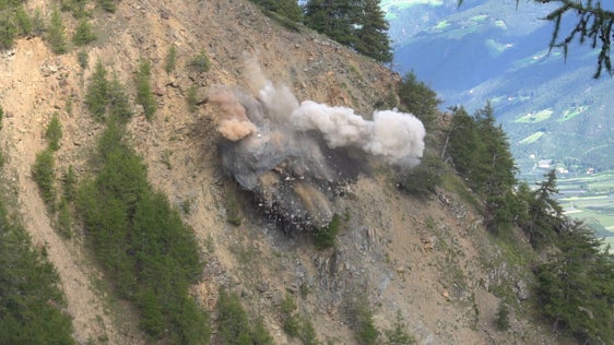 Insgesamt umfasste der Felsvorsprung ein Volumen von 900 Kubikmetern. Rund ein Drittel davon wurde gesprengt. (Foto: LPA/G.News)