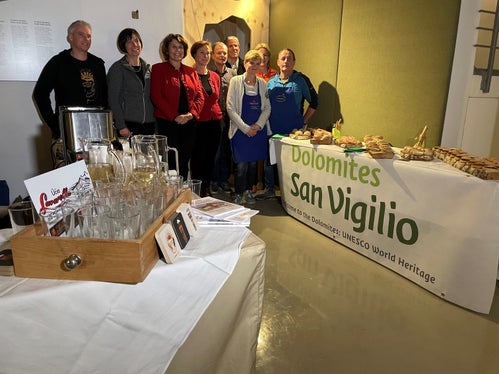 LRin Hochgruber Kuenzer mit Produzenten hochwertiger lokaler Qualitätsprodukte vom Bio-Petrunderhof, Hof Lü de Pincia und der Schutzhütte Lavarella. (Foto: LPA/Matteo Donagrandi)