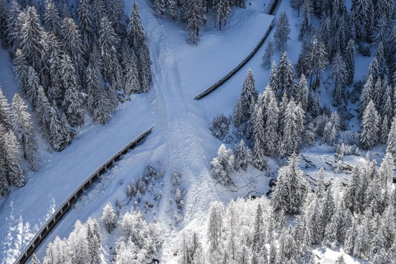 Eine Fließlawine (Schneelahn) ergoss sich am 10. März 2024 auf die Straße nach Hintermartell. (Foto: LPA/Report Naturgefahren 2024)