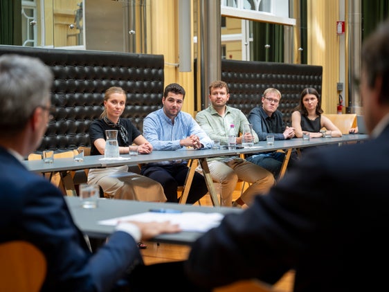 Die Stipendiatinnen und Stipendiaten der Konrad-Adenauer-Stiftung aus Berlin hatten sich gut auf das Gespräch  mit Landeshauptmann Arno Kompatscher vorbereitet und stellten dem Landeshauptmann zahlreiche Fragen. (Foto: LPA/Fabio Brucculeri)