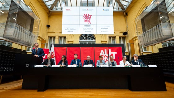 Sie diskutierten über Autonomie und Digitalisierung (von links):  Arno Kompatscher, Walter Obwexer, Sara Parolari, Philipp Rossi, Peter Bußjäger, Cristina Fraenkel-Haeberle, Carolin Zwilling, Esther Happacher und Francesco Palermo. (Foto: LPA/Fabio Brucculeri)