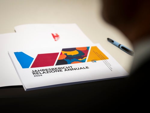 Volksanwältin Veronika Meyer legte Landeshauptmann Arno Kompatscher ihre Jahresbilanz vor. (Foto: LPA/Fabio Brucculeri)