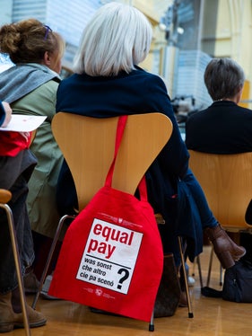 Am Freitag, 21. April 2023 sind die roten Taschen samt Infomaterial wieder auf insgesamt 21 Infoständen in fast ganz Südtirol zu finden. Informationen dazu gibt es u.a. online unter www.provinz.bz.it/chancengleichheit. (Foto: LPA/Fabio Brucculeri)