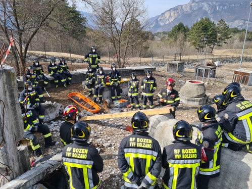 Teil der umfassenden Ausbildung: Schulung zum Suchen und Retten im städtischen Bereich (Urban Search and Rescue USAR), also der Bergung von Verschütteten nach Gebäudeeinstürzen oder Erdbeben (Foto: Berufsfeuerwehr Bozen)