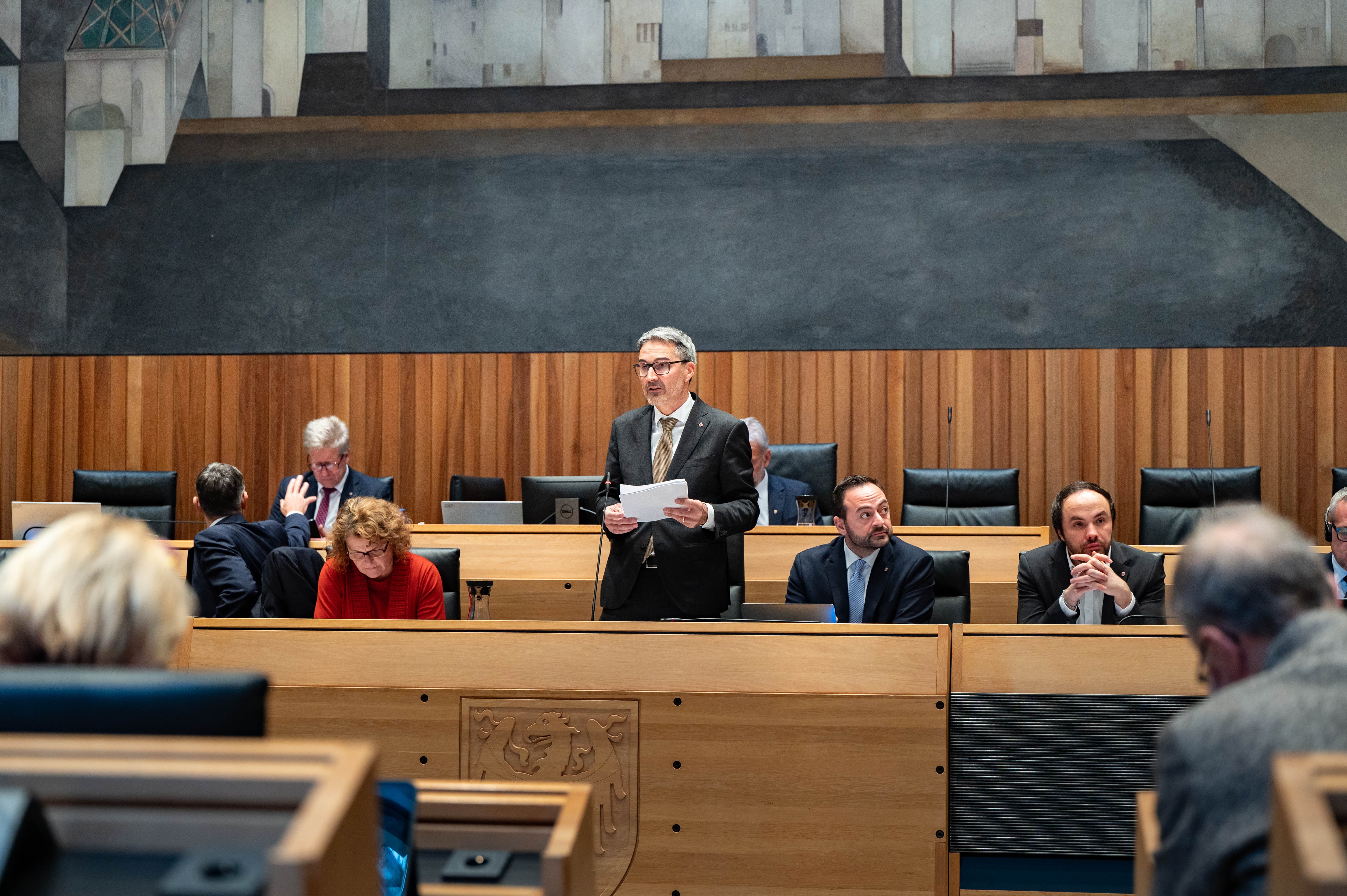 Landeshauptmann Arno Kompatscher: „Mit diesem Haushalt legen wir den Grundstein für ein solidarisches und zukunftsfähiges Südtirol. Unser Ziel ist es, die Herausforderungen unserer Zeit entschlossen anzupacken und niemanden zurückzulassen. (Foto: LPA/Greta Stuefer)