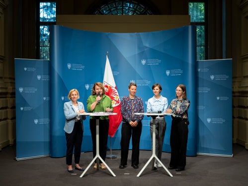 Wollen sich dafür einsetzen, den Betroffenen von sexualisierter Gewalt mehr Gehör zu verschaffen (von links) Amtsdirektorin Astrid Wiest, Landesrätin Rosmarie Pamer, Studienleiterin Gundula Ludwig sowie die Forscherinnen Julia Ganterer und Laura Volgger. (Foto: LPA/Fabio Brucculeri)