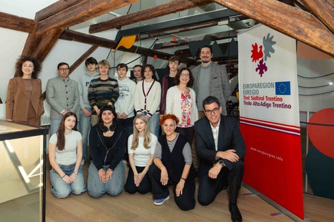 Die EuregioYoungJury 2026 hat ihre Arbeiten aufgenommen: Im Bild mit dem Euregio-Generalsekretariat dem Tutor und der Tutorin sowie dem Direktor und der Projektverantwortlichen des Bolzano Fim Festival Bozen. (Foto: Rosario Multari)
