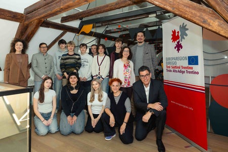 Die EuregioYoungJury 2026 hat ihre Arbeiten aufgenommen: Im Bild mit dem Euregio-Generalsekretariat dem Tutor und der Tutorin sowie dem Direktor und der Projektverantwortlichen des Bolzano Fim Festival Bozen. (Foto: Rosario Multari)
