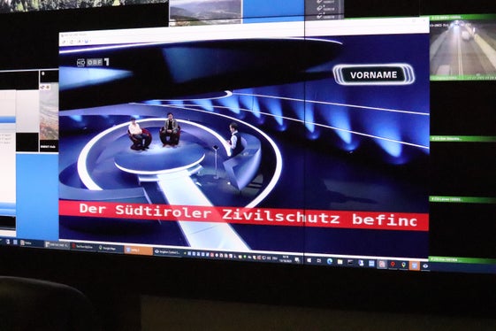 Il segnale di protezione civile, con il suo ululato crescente e decrescente, emesso da circa 570 sirene collocate sul territorio, si è sentito in tutta la provincia. Successivamente,  il sistema informativo della Protezione Civile BIS è entrato in funzione ed è stato riprodotto direttamente durante le trasmissioni televisive in corso. 
(Foto: ASP/Maja Clara)

