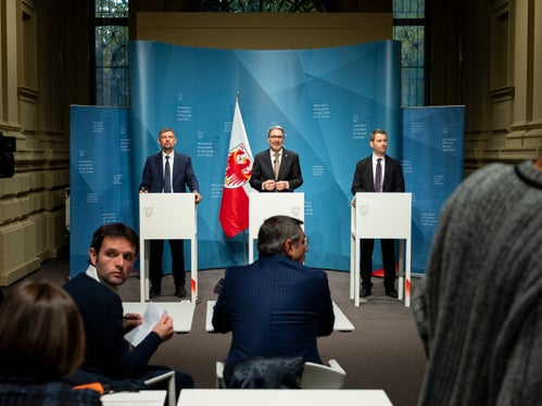 Die technische Vereinbarung zwischen der Gemeinde Meran und dem Verteidigungsministerium, in Abstimmung mit dem Land Südtirol, wurde heute von Landeshauptmann Arno Kompatscher (Mitte) in einer  Pressekonferenz ( im Bild mit Landesrat Daniel Alfreider, links, und Ressortdirektor Martin Vallazza) nach der Sitzung der Landesregierung vorgestellt. (Foto: LPA/Fabio Brucculeri)