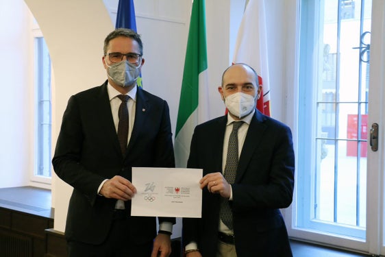 Über die Infrastruktur für Olympia, die Post sowie die Lokalsendungen der Rai hat LH Kompatscher (l.) mit Vizeminister Morelli gesprochen. (Foto: LPA/Ingo Dejaco)