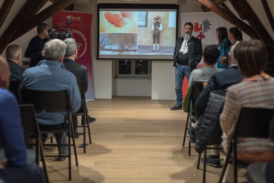 Il calendario contiene molte foto di natura e paesaggio, ma anche di persone e architettura. Ogni mese c'è una foto a pagina intera e un collage di tre (come mostrato qui nella sala della Casa della Pesa, dove si è tenuta la presentazione). (Foto: USP/Patrizia Corriero)