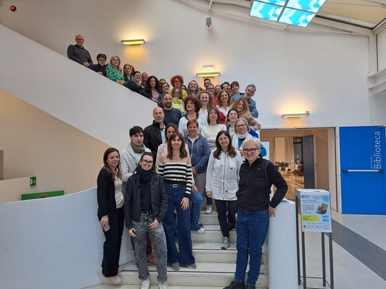 Foto di gruppo per il gruppo di bibliotecarie e bibliotecari pubblici e scolastici della Provincia di Bolzano che hanno partecipato al corso di formazione sul nuovo soggettario. (Foto: USP/Ufficio Educazione permanente, biblioteche e audiovisivi)