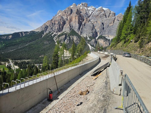 Verrà realizzata una corsia ciclabile in direzione del Passo Valparola, pensata per promuovere la mobilità sostenibile e valorizzare l'attrattività del territorio per gli amanti delle due ruote, aveva specificato l'assessore provinciale Daniel Alfreider a inizio lavori. (Foto: USP/Dipartimento Infrastrutture e Mobilità)