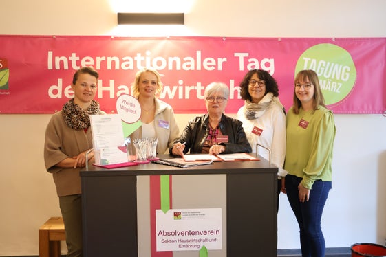 In occasione della giornata dedicata all'economia domestica: la direzione della Sezione Economia domestica e alimentazione (Foto: USP/Scuola professionale di economia domestica e agroalimentare Aslago)