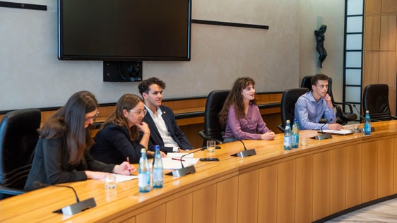 I rappresentati di sh.asus: nella foto (da sinistra) la collaboratrice Astrid Pichler, Magdalena Scherer, Alexander von Walter, Ariane Benedikter e Luca Pini (Foto: ASP/Fabio Brucculeri) 