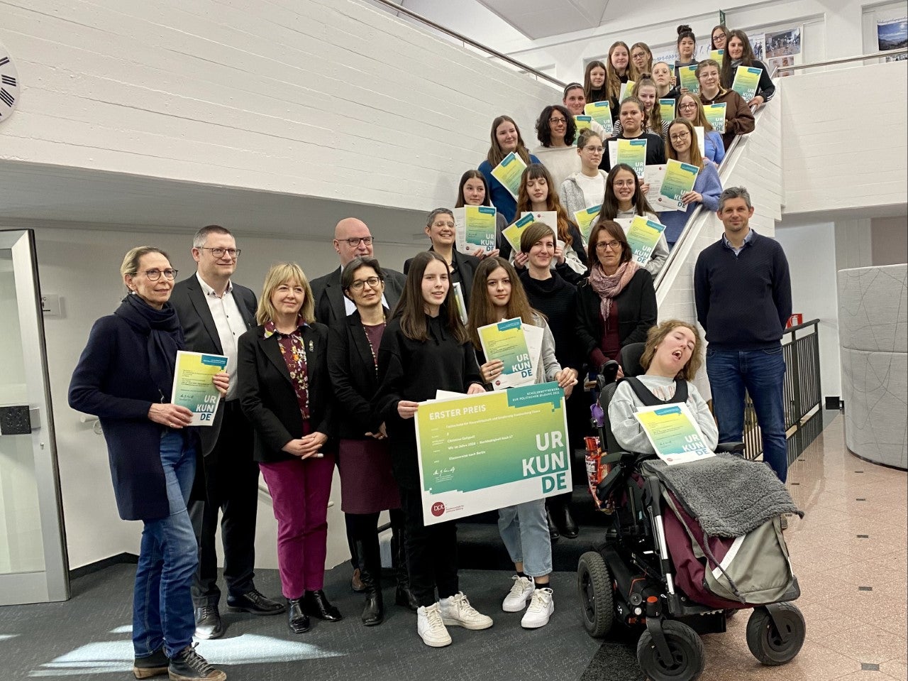 Erster Preis im Wettbewerb zur politischen Bildung für die Fachschule Tisens, v. l.  1. Reihe: Direktorin Gudrun Ladurner, Landesdirektor der deutschen Berufsbildung, Peter Prieth, Caritas-Direktorin Beatrix Mairhofer, Madeleine Rohrer vom Dachverband für Natur- und Umweltschutz, 2. Reihe: Hans-Georg Lambertz, Christine Gutgsell, Lehrerin Veronika Knoll, Integrationsmitarbeiterin Margareth Oberkalmsteiner, 5. Reihe: Christine Holzner mit Klasse (Foto: LPA/Fachschule Tisens)