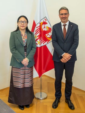 La ministra degli Esteri del governo tibetano in esilio Kalon Norzin Dolma posa con il presidente Arno Kompatscher (Foto: ASP/Fabio Brucculeri)