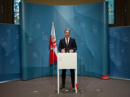 Für das kommende Jahr lege die Landesregierung einen ausgewogenen Haushalt mit einem Gesamtvolumen von 6,31 Milliarden Euro vor, erklärte Landeshauptmann Kompatscher heute bei der Pressekonferenz im Anschluss an die Regierungssitzung. (Foto: LPA/Brucculeri)