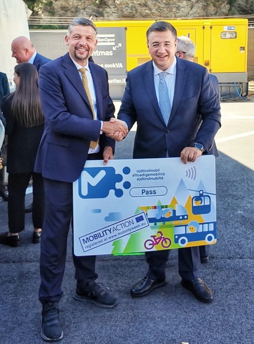 Infrastrukturen- und Mobilitätslandesrat Daniel Alfreider und EU-Kommissar Apostolos Tzitzikostas mit dem Südtirolmobil-Fix365, der als europäische „Mobility Action“ ausgezeichnet wurde. (Foto: LPA/Ingo Dejaco)