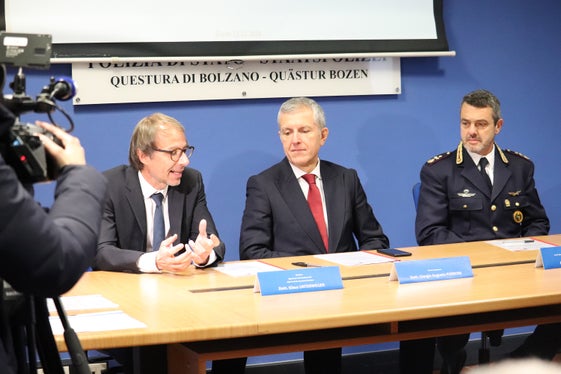 Verstärkung der Zusammenarbeit unterstrichen (von links): der Direktor der Agentur für Bevölkerunsgschutz Klaus Unterweger, Vize-Quästor Giorgio Augusto Porroni, der Leiter des Einsatzzentrums der Post - und Kommunikationspolizei von Trentino-Südtirol Alberto Di Cuffa (Foto: LPA/Maja Clara)