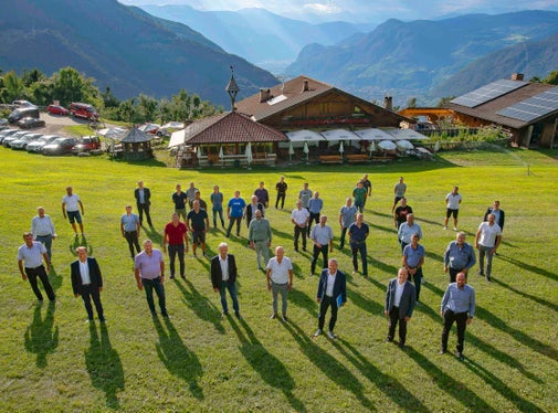 L'assessore Schuler (prima fila, quarto da sinistra) ha ringraziato i comandanti dei vigili del fuoco della comunità distrettuale di Salto-Sciliar per il loro instancabile impegno(Foto: ASP/Othmar Seehauser)