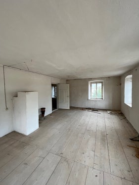 Das Wohngebäude besitzt eine schlichte, gut funktionierende Raumeinteilung. Auch zwei gemauerte Turmöfen sind vorhanden. (Foto: LPA/Landesdenkmalamt)