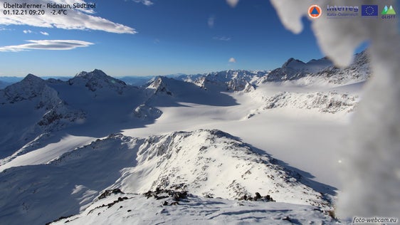 Im Rahmen des interregionalen Gletschermonitoring-Projektes wurden fünf neue Webcams zur Beobachtung hochalpiner Gebiete aufgestellt, sie ermöglichen Blicke auf den Übeltalferner im Ridnauntal (im Bild), den Weißbrunnferner im Ultental, den Langenferner im Martelltal, den Oberen Ortlerferner in Trafoi und den Rieserferner in Rein in Taufers. (Quelle: Website Projekt GLISTT)