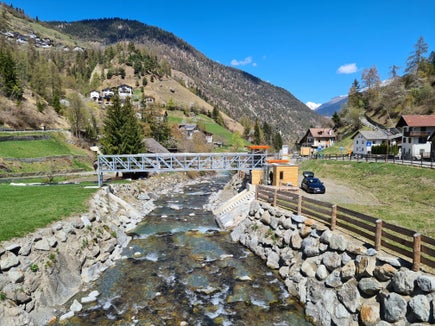 Die neue Pegelmessstelle am Suldenbach in Stilfser Brücke weist eine innovative brückenartige Struktur auf. (Foto: LPA/Landesamt für Hydrologie und Stauanlagen in der Agentur für Bevölkerungsschutz)